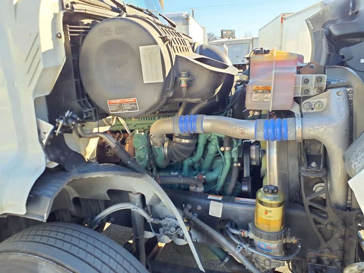 2019 Volvo VNR 660 in Springfield, MA — photo 11