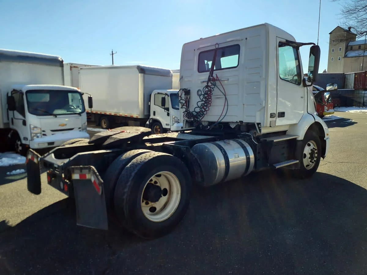 2019 Volvo VNR 660 in Springfield, MA — photo 4
