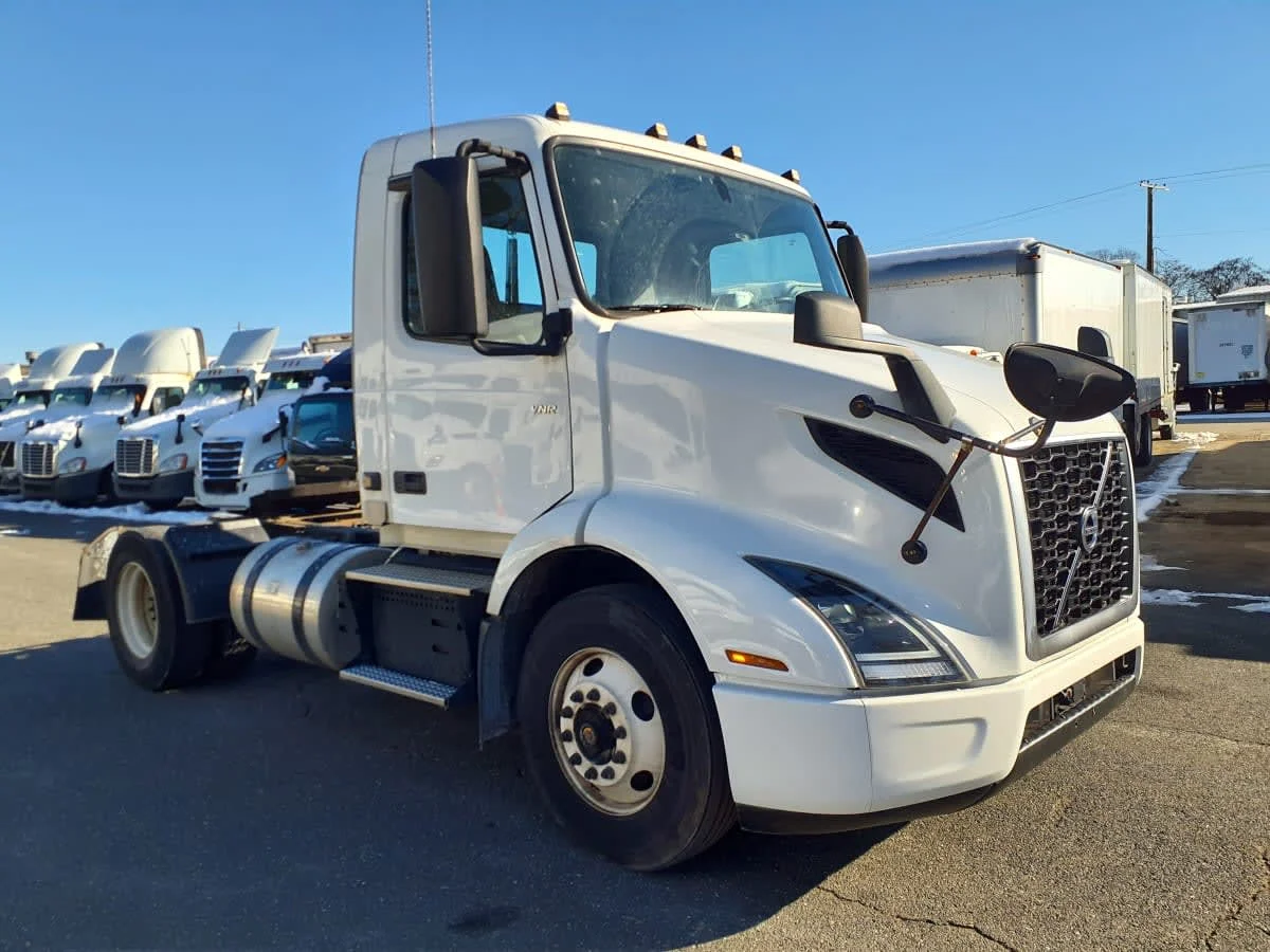 2019 Volvo VNR 660 in Springfield, MA — photo 3