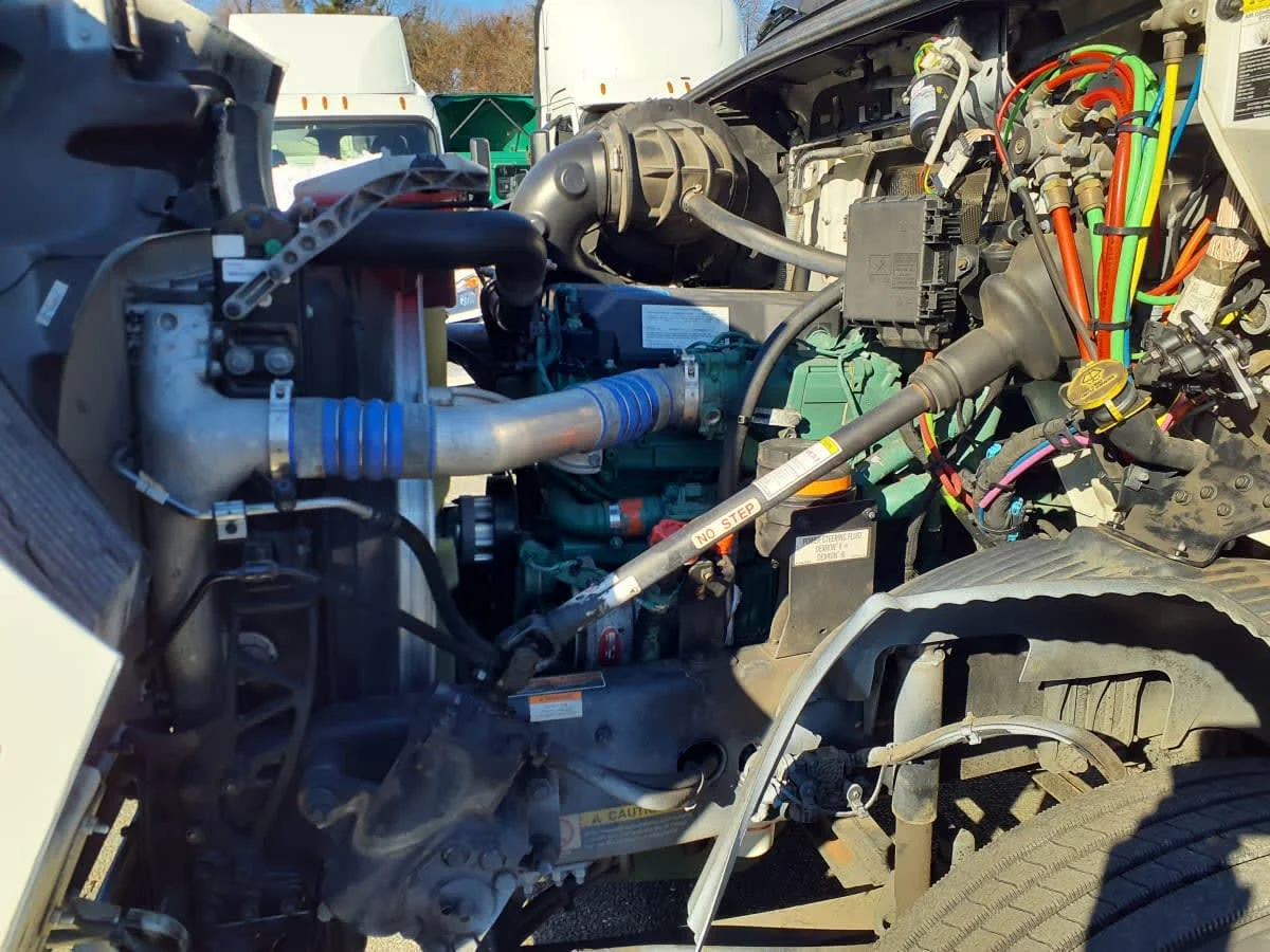2019 Volvo VNR 660 in Springfield, MA — photo 8