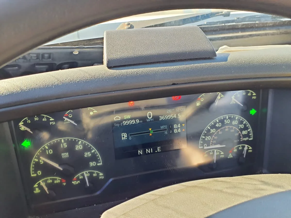 2019 Volvo VNR 660 in Springfield, MA — photo 9
