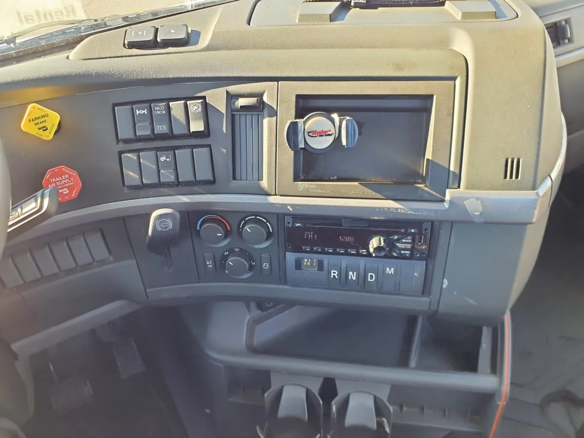 2019 Volvo VNR 660 in Springfield, MA — photo 7