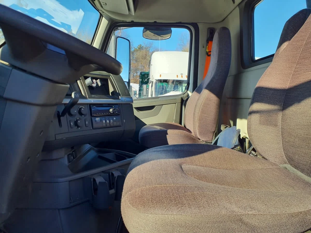 2019 Volvo VNR 660 in Springfield, MA — photo 10
