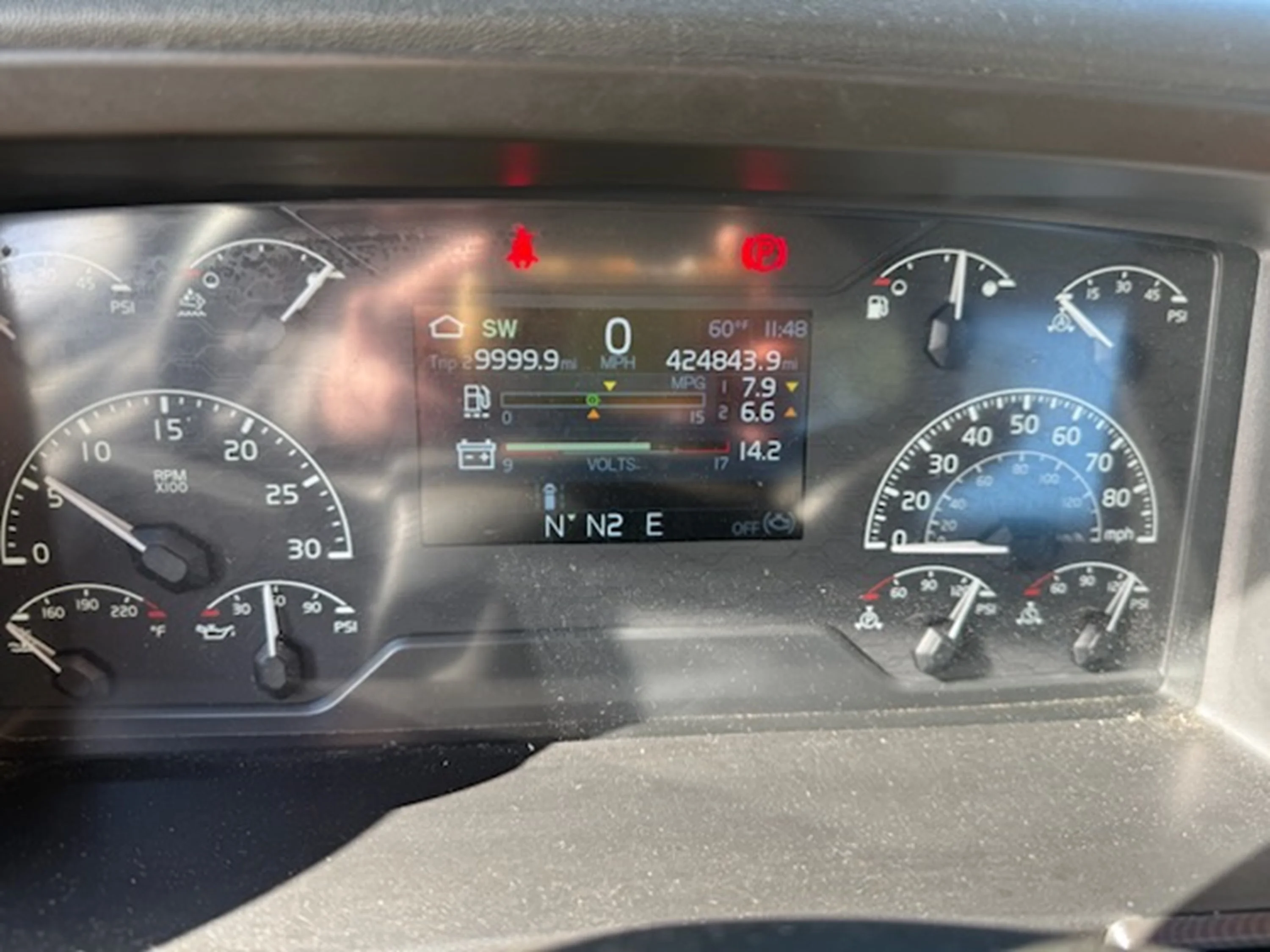 2021 Volvo VNR 640 - image 10