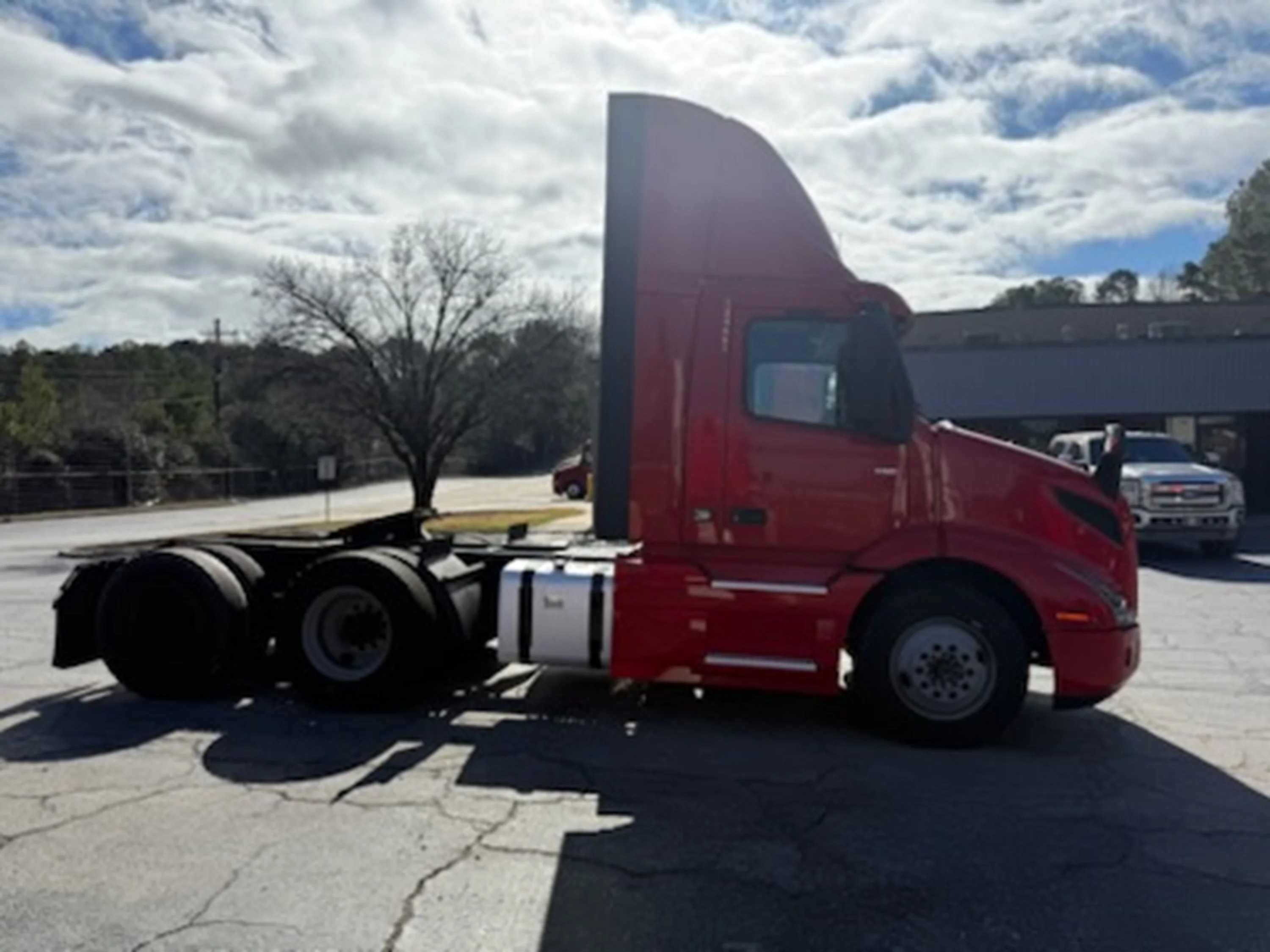 2021 Volvo VNR 640 - image 4