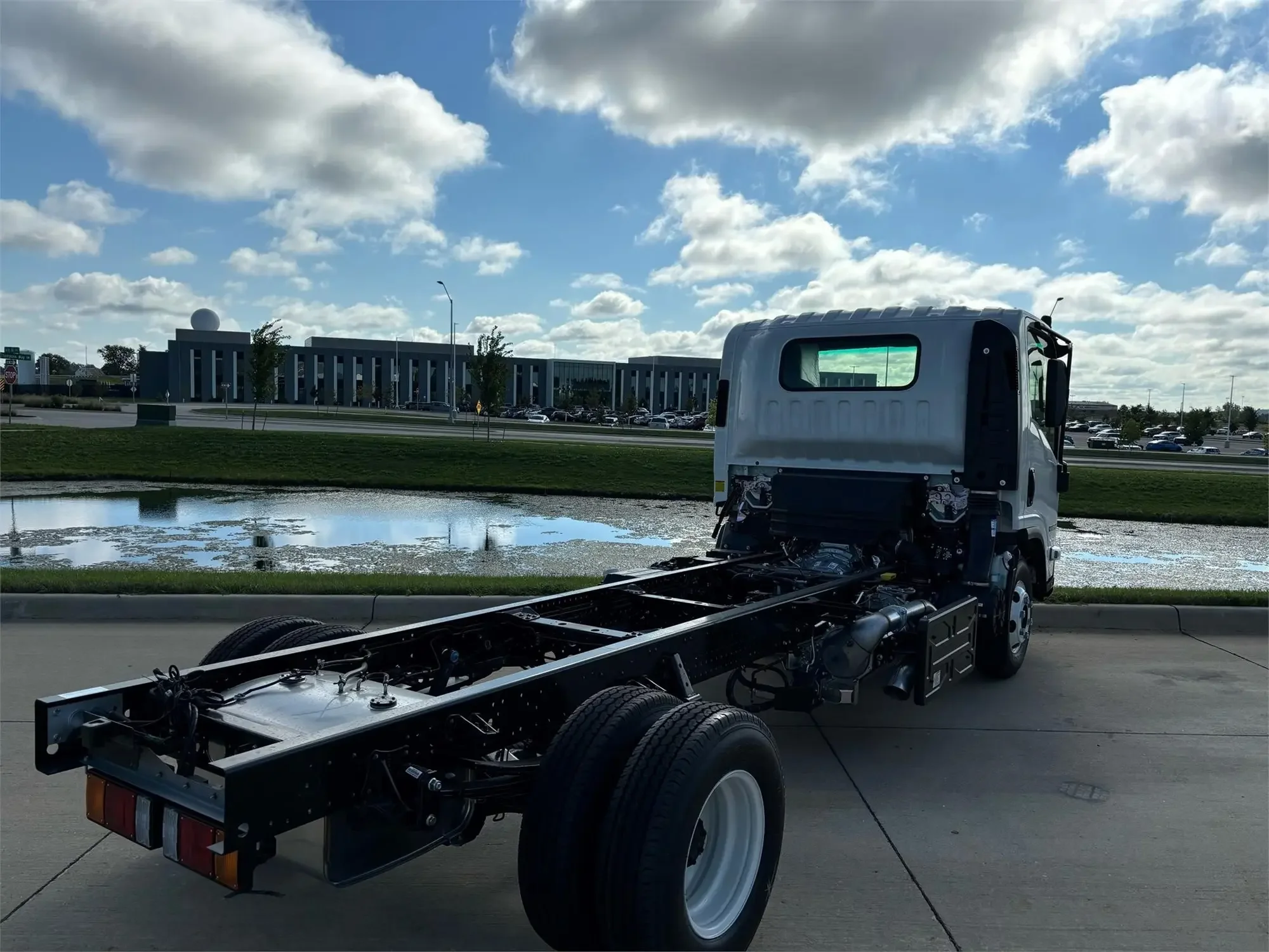 2025 Isuzu NPR - image 5