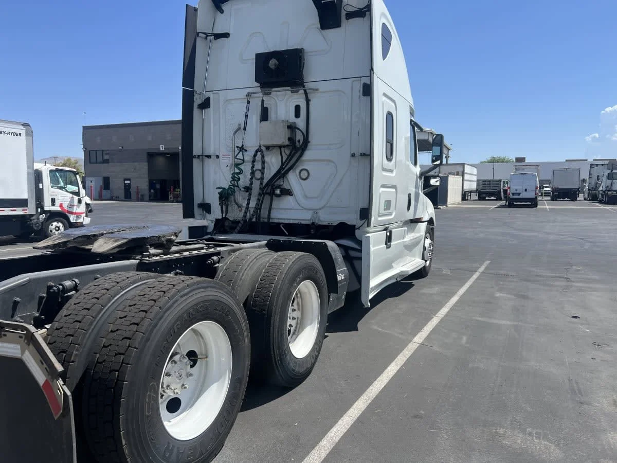 2020 Freightliner Cascadia in North Las Vegas, NV — photo 4