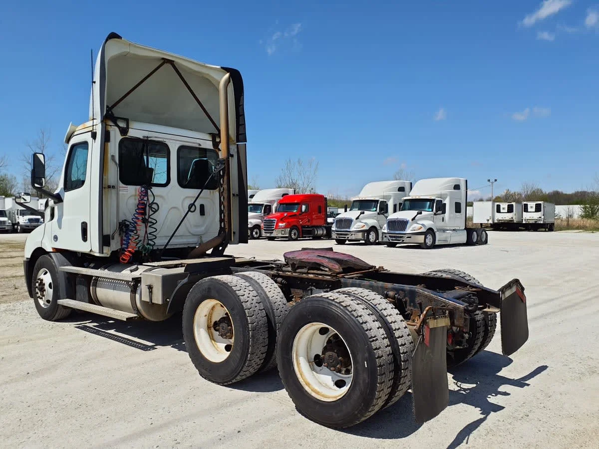 2020 Freightliner Cascadia in Indianapolis, IN — photo 6