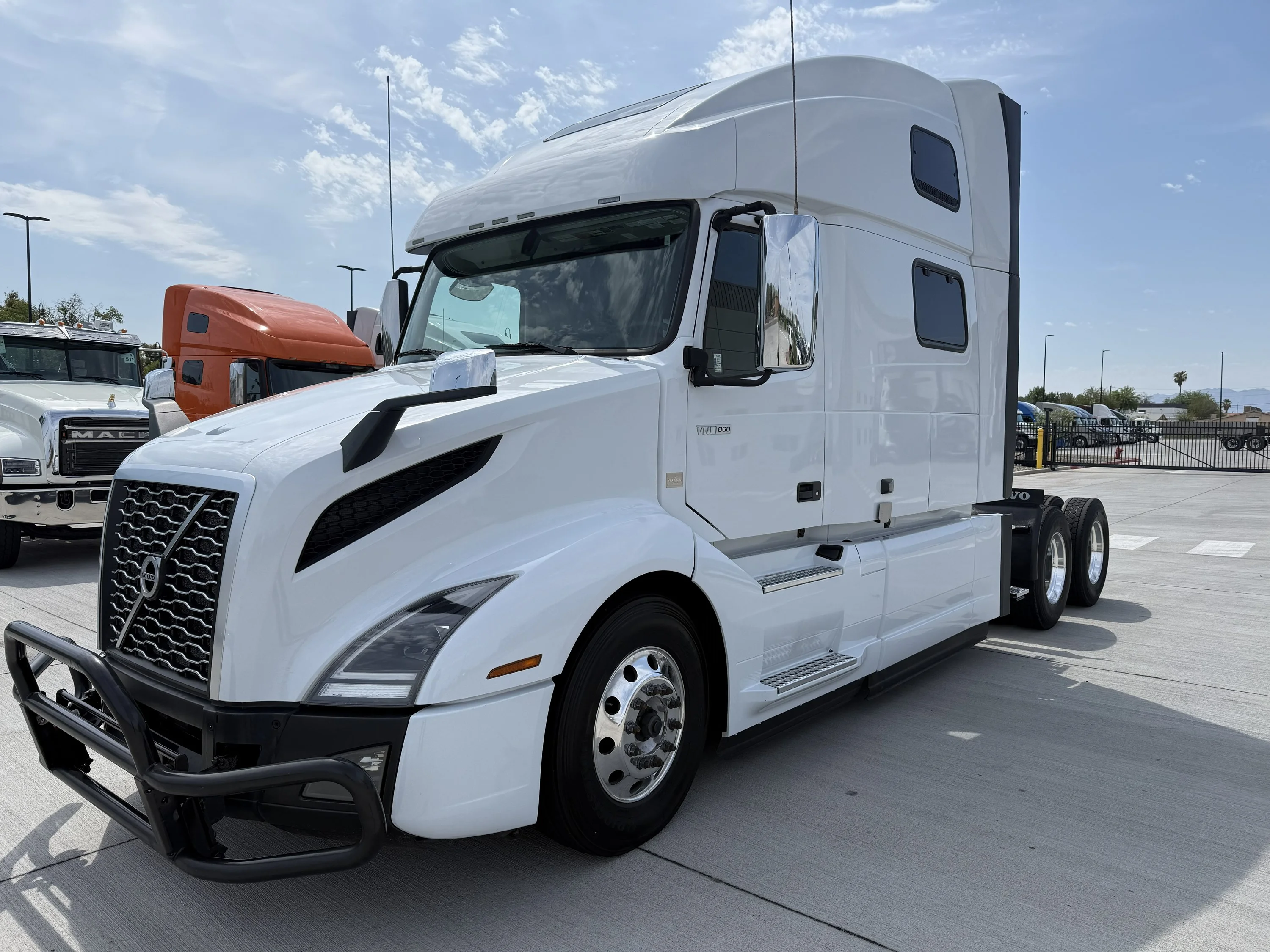 2023 Volvo VNL 860 in Tolleson, AZ — photo 3