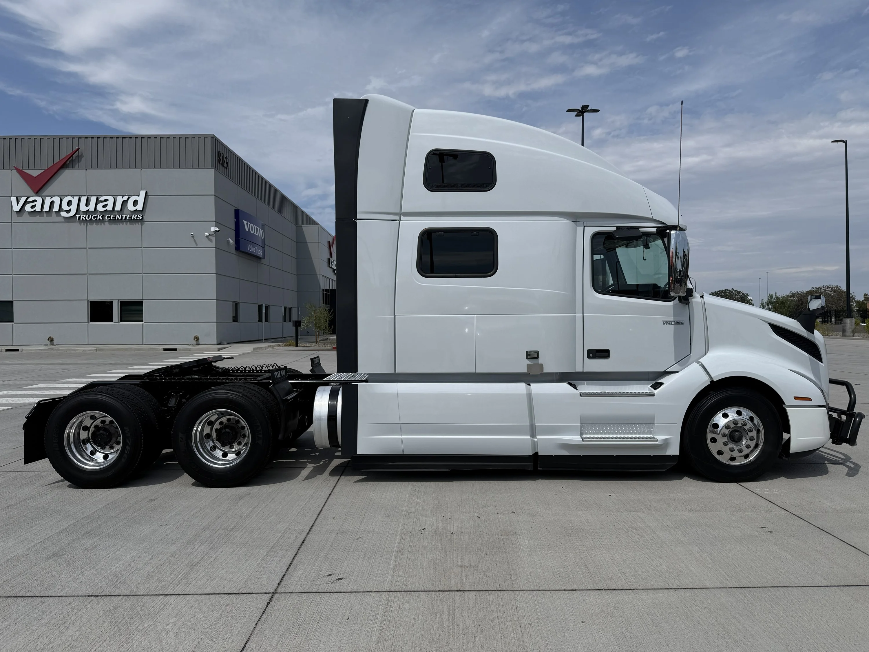 2023 Volvo VNL 860 in Tolleson, AZ — photo 2