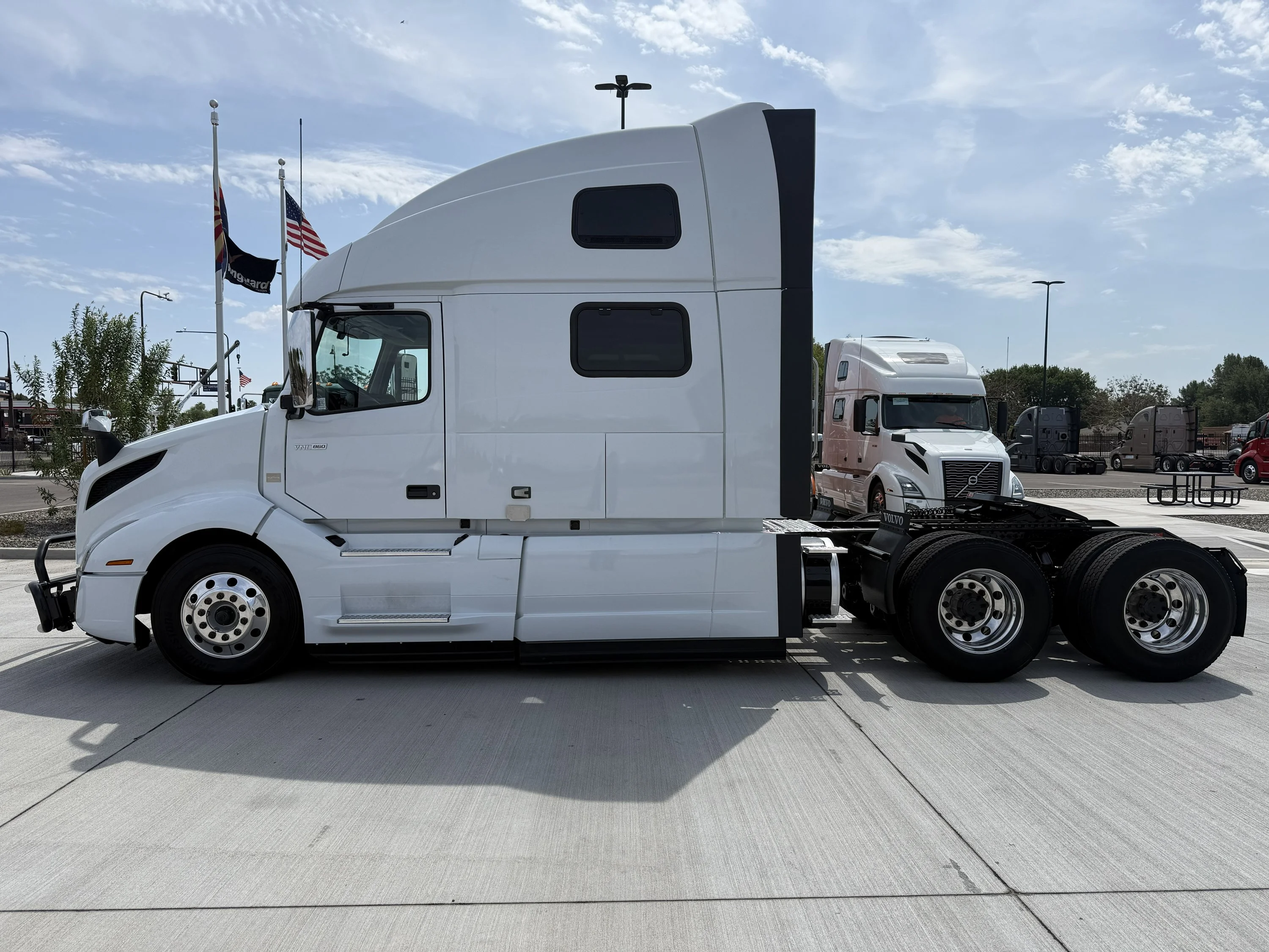 2023 Volvo VNL 860 in Tolleson, AZ — photo 4