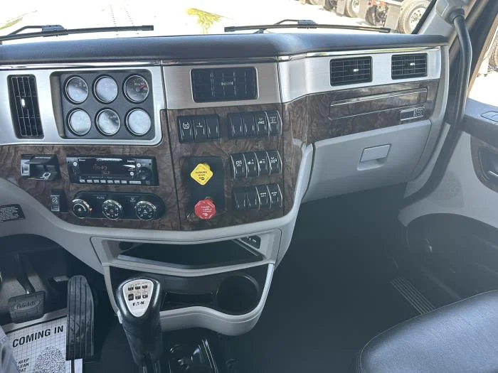 2025 Peterbilt 589 — photo 9