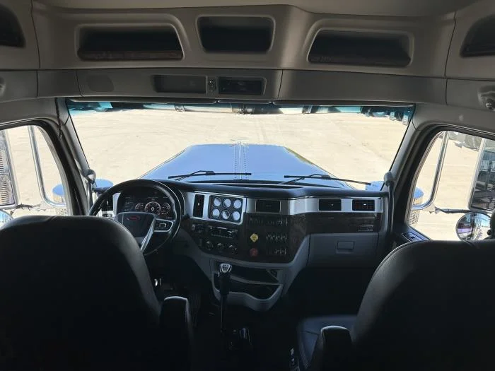 2025 Peterbilt 589 — photo 10
