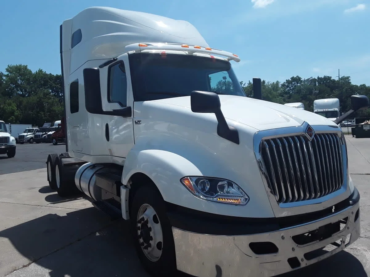 2020 International LT - image 3