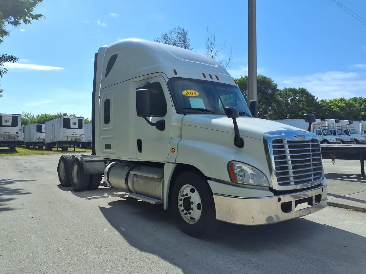 2019 Freightliner Cascadia in Davie, FL — photo 3