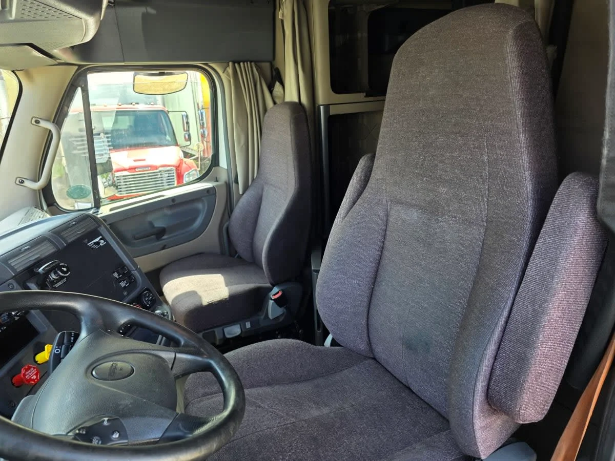 2020 Freightliner Cascadia - image 8