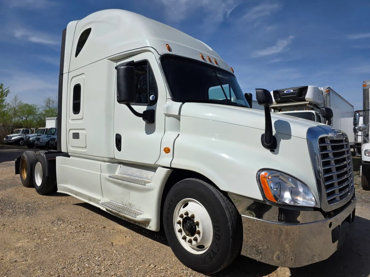 2020 Freightliner Cascadia - image 3