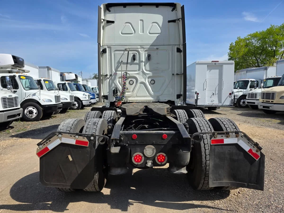 2020 Freightliner Cascadia - image 5