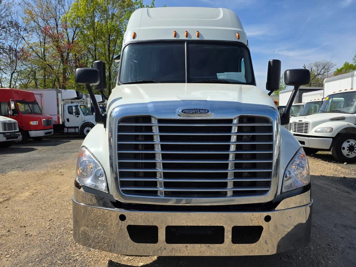 2020 Freightliner Cascadia - image 2