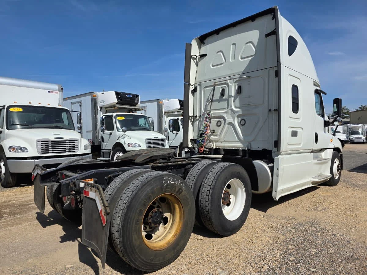 2020 Freightliner Cascadia - image 4