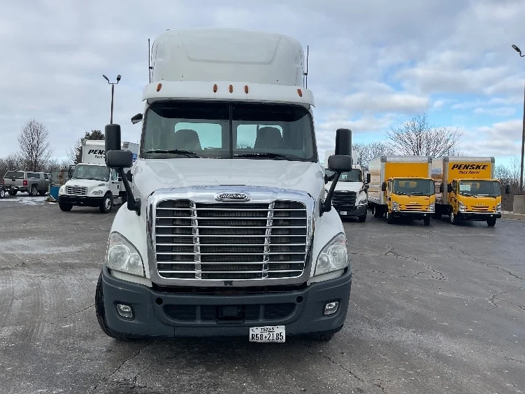2016 Freightliner Cascadia - image 2