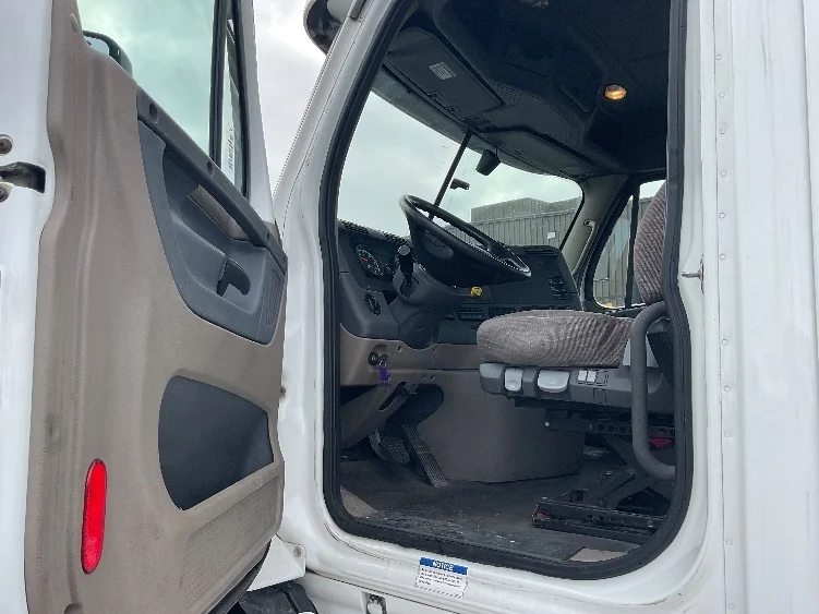 2016 Freightliner Cascadia - image 9