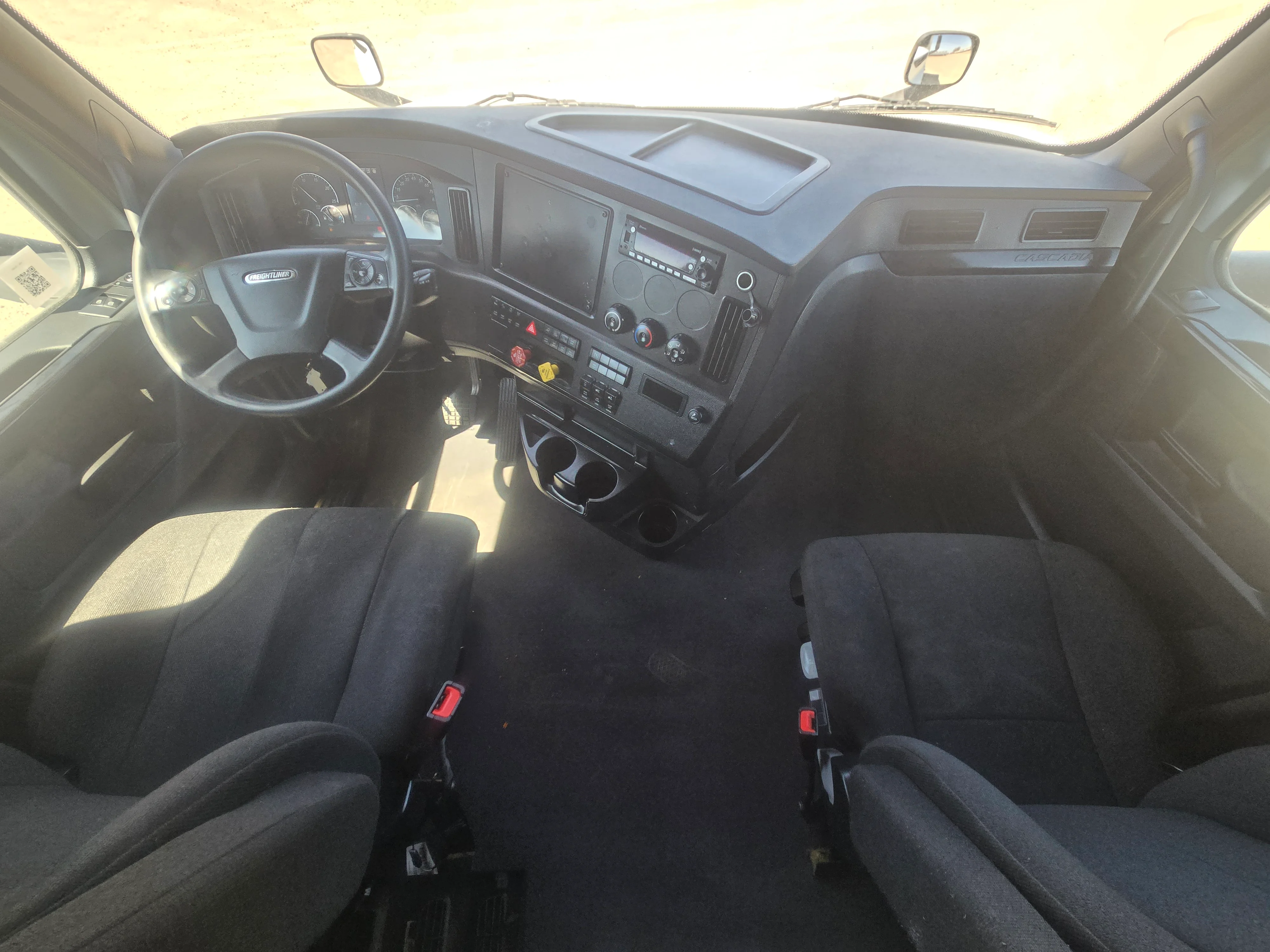 2023 Freightliner Cascadia in Fresno, CA — photo 13