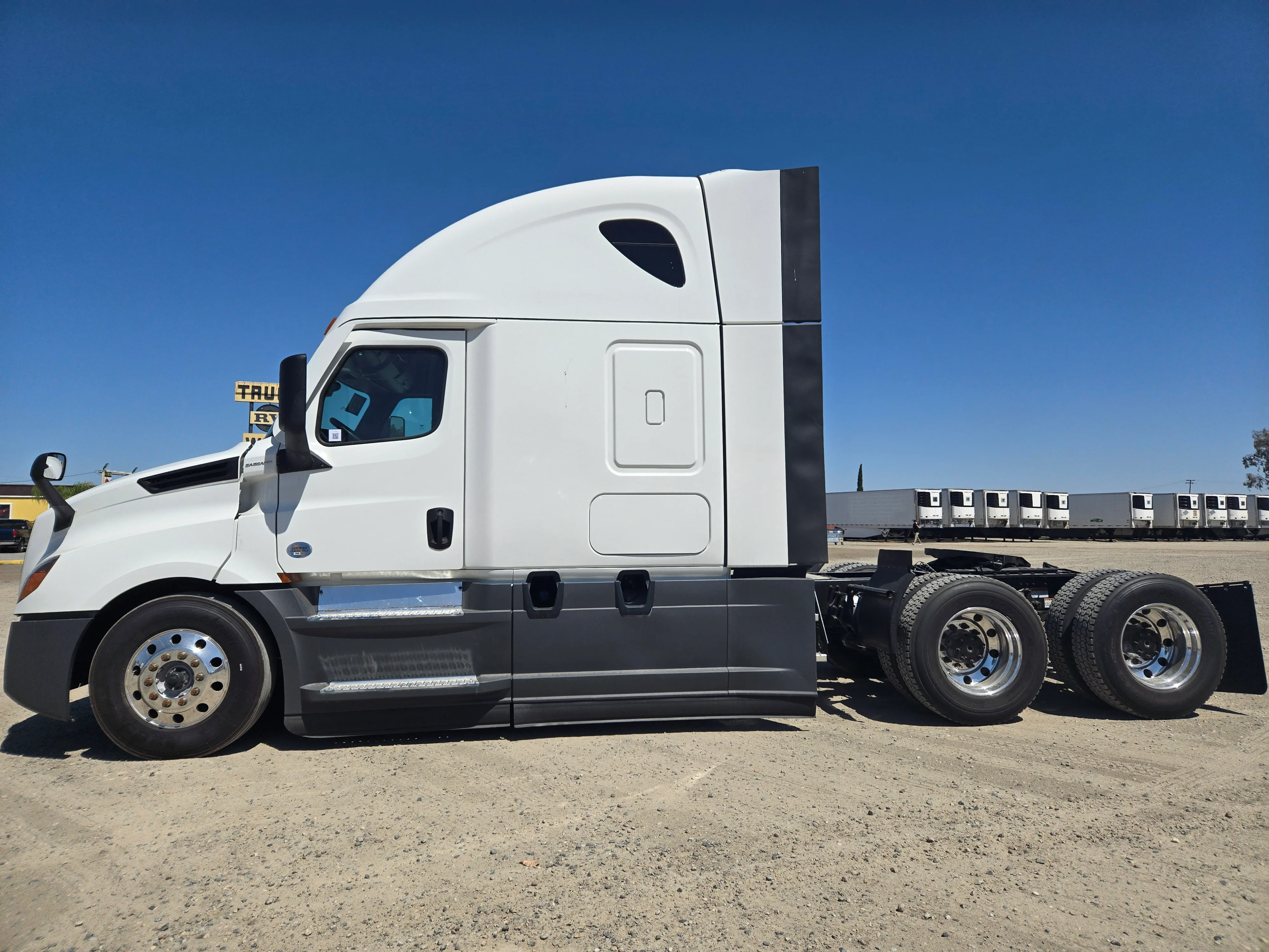 2023 Freightliner Cascadia in Fresno, CA — photo 8