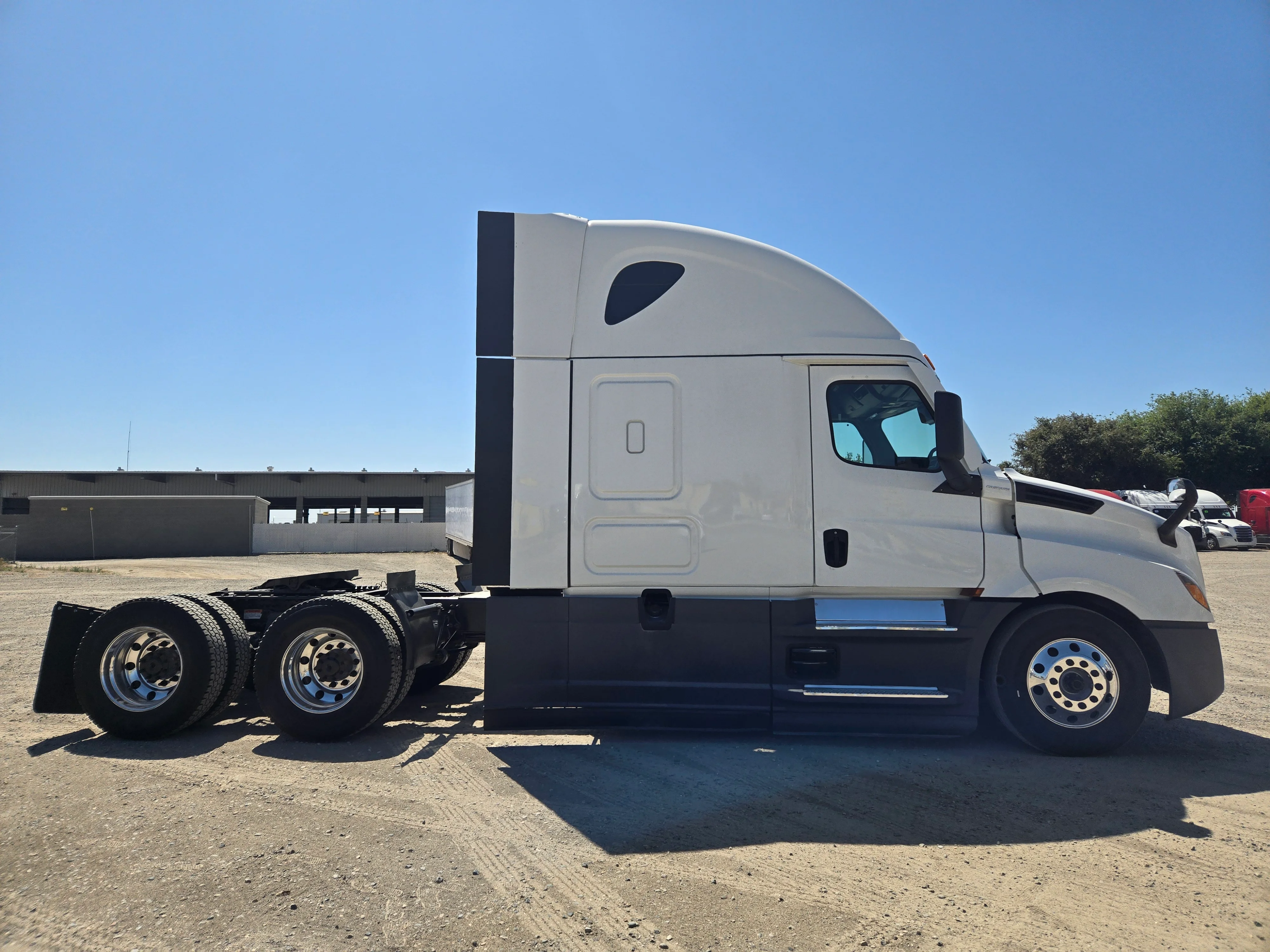 2023 Freightliner Cascadia in Fresno, CA — photo 4