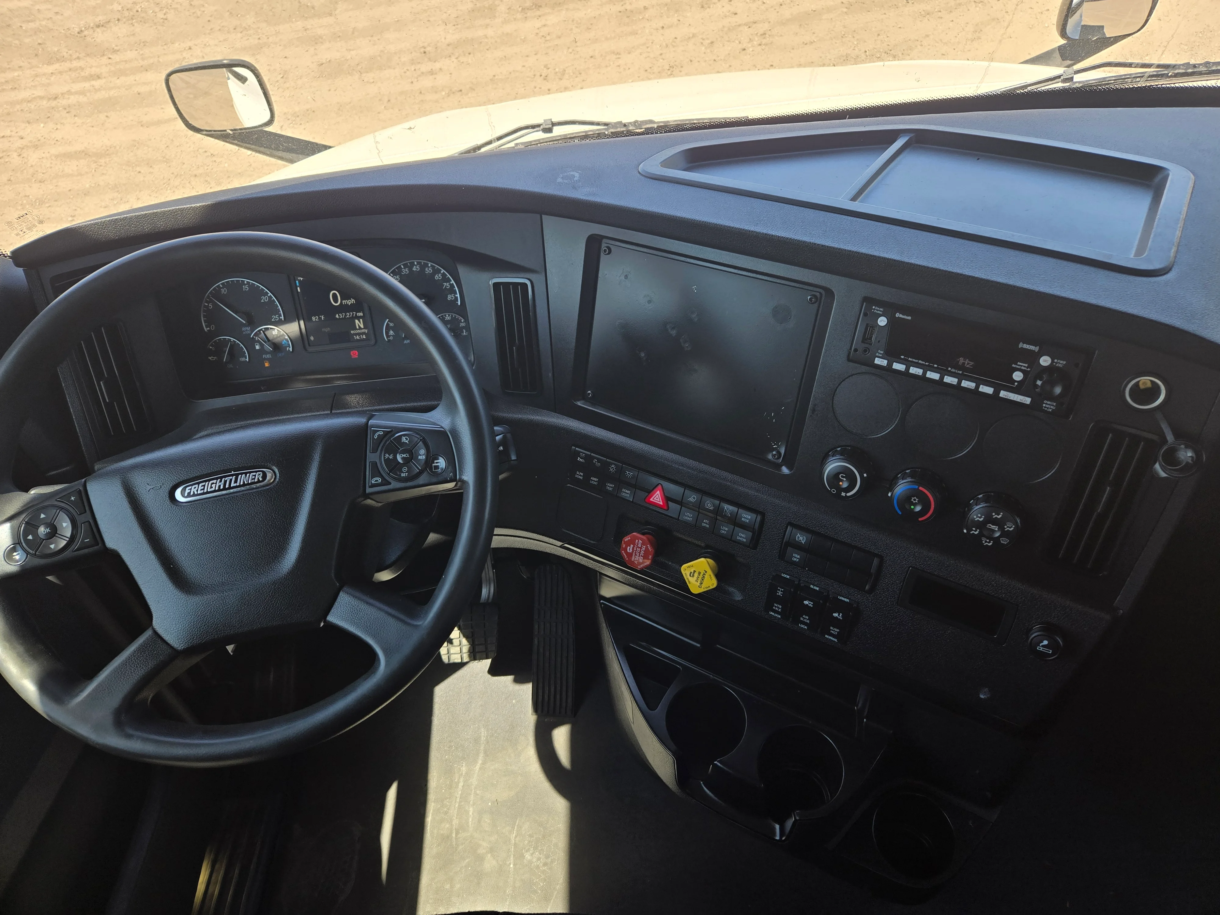 2023 Freightliner Cascadia in Fresno, CA — photo 12