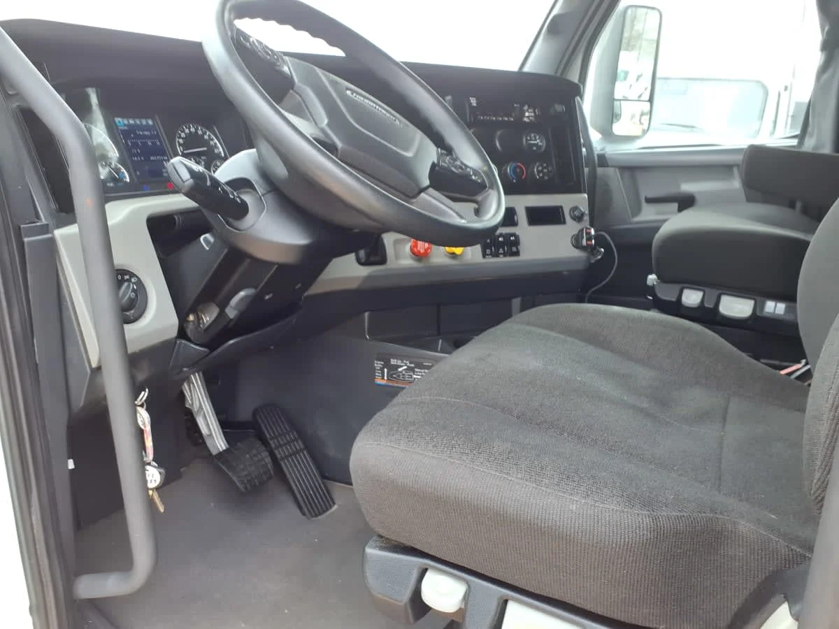 2021 Freightliner Cascadia - image 7