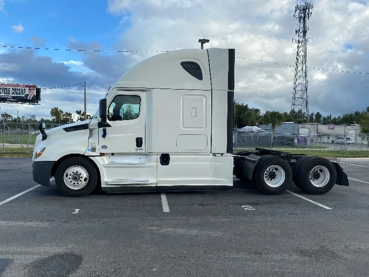 2021 Freightliner Cascadia - image 4