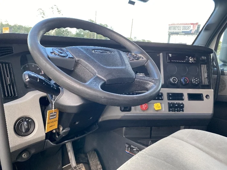 2021 Freightliner Cascadia - image 10