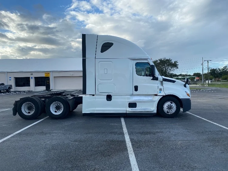 2021 Freightliner Cascadia - image 8
