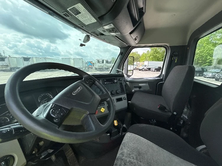 2020 Freightliner Cascadia - image 10
