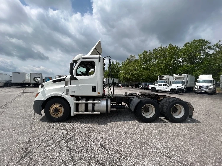 2020 Freightliner Cascadia - image 4