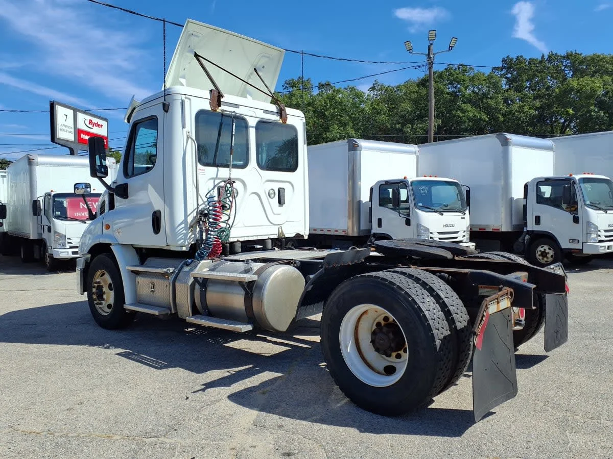 2017 Freightliner Cascadia in Warwick, RI — photo 6