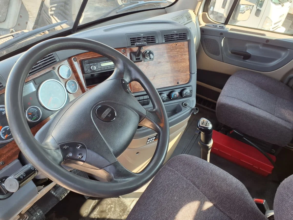 2017 Freightliner Cascadia in Warwick, RI — photo 7