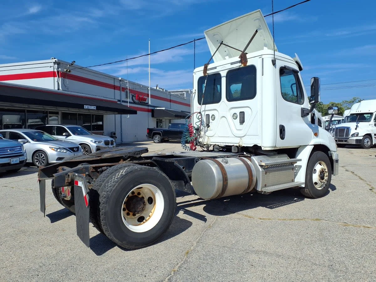 2017 Freightliner Cascadia in Warwick, RI — photo 4