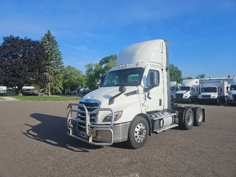 2021 Freightliner Cascadia in Brooklyn Park, MN