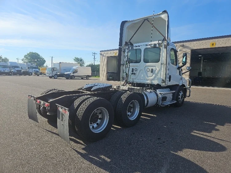2021 Freightliner Cascadia in Brooklyn Park, MN — photo 7
