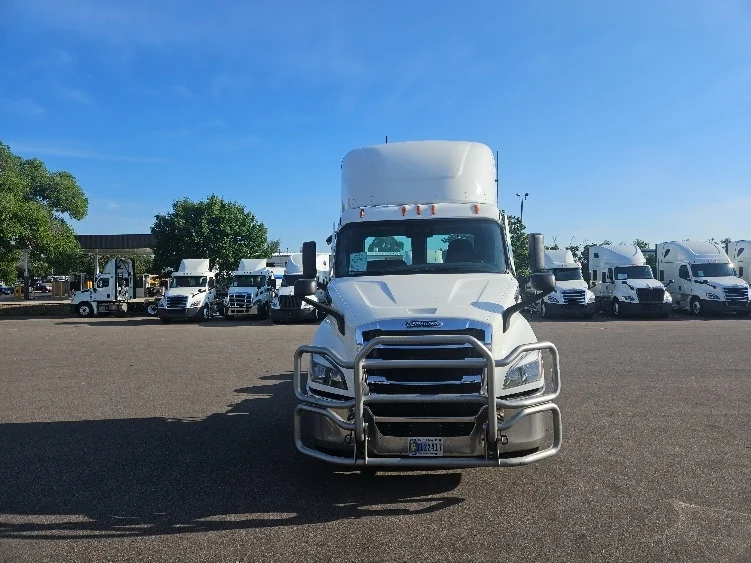 2021 Freightliner Cascadia in Brooklyn Park, MN — photo 2