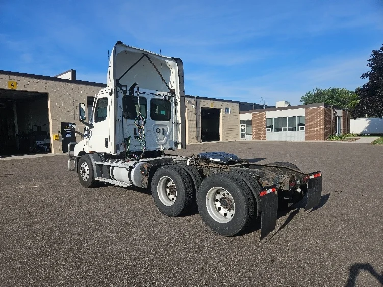 2021 Freightliner Cascadia in Brooklyn Park, MN — photo 5