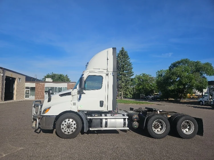 2021 Freightliner Cascadia in Brooklyn Park, MN — photo 4