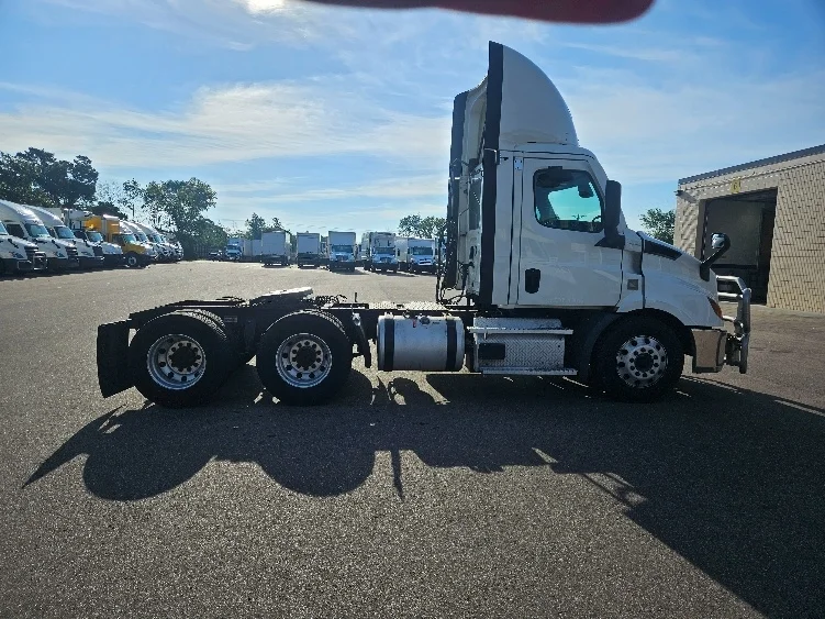 2021 Freightliner Cascadia in Brooklyn Park, MN — photo 8