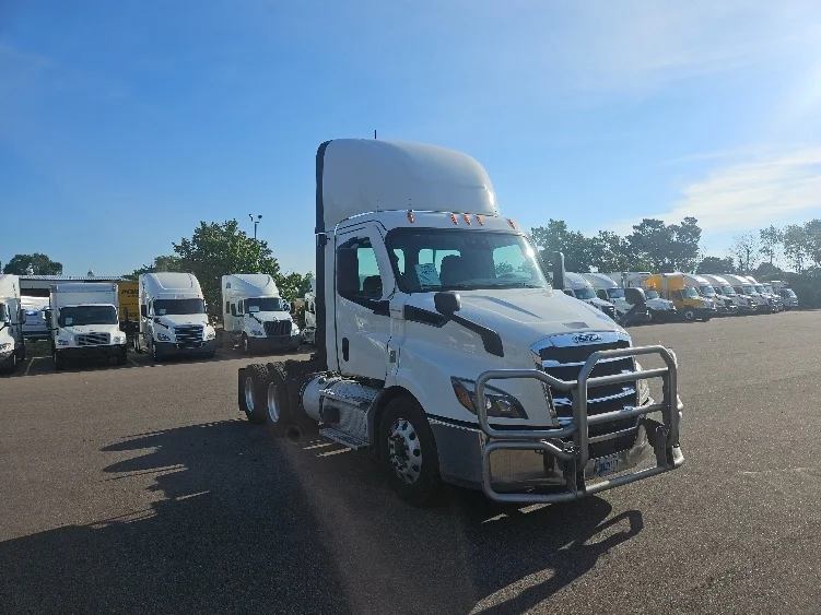 2021 Freightliner Cascadia in Brooklyn Park, MN — photo 3