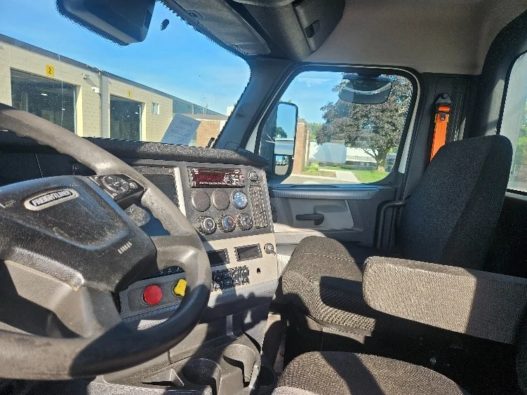 2021 Freightliner Cascadia in Brooklyn Park, MN — photo 10