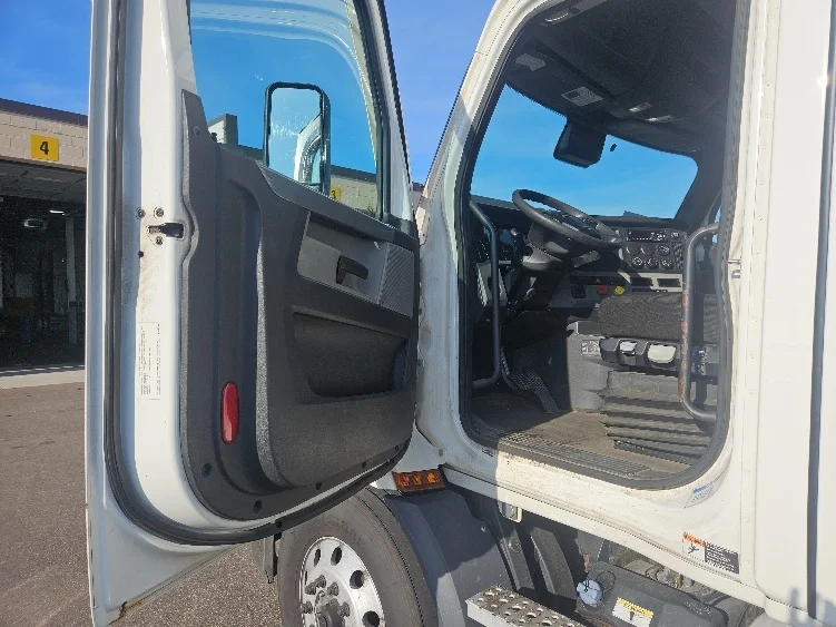 2021 Freightliner Cascadia in Brooklyn Park, MN — photo 9