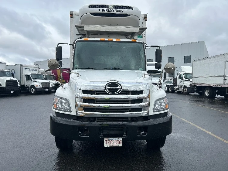 2018 Hino 268 - image 2
