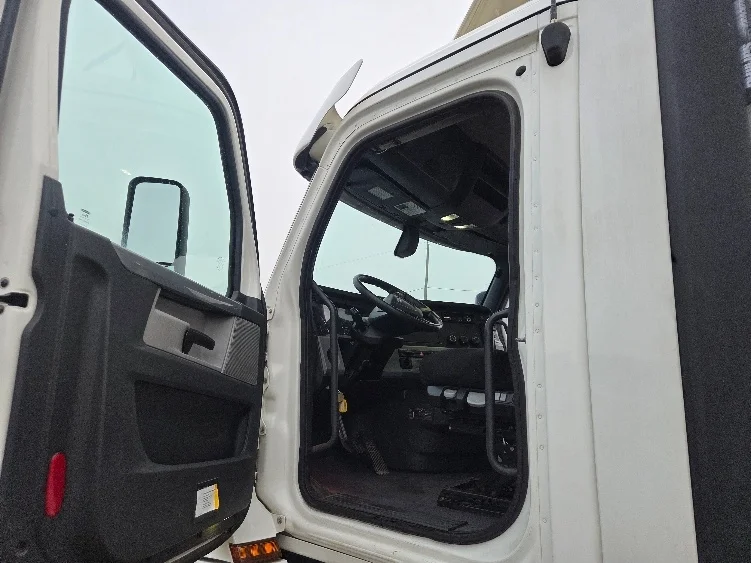 2020 Freightliner Cascadia in Lansing, MI — photo 9
